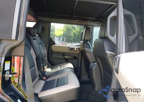 2024 Ford Bronco Wildtrak z USA, uszkodzony, nr VIN 1FMEE2BP9RLB16155